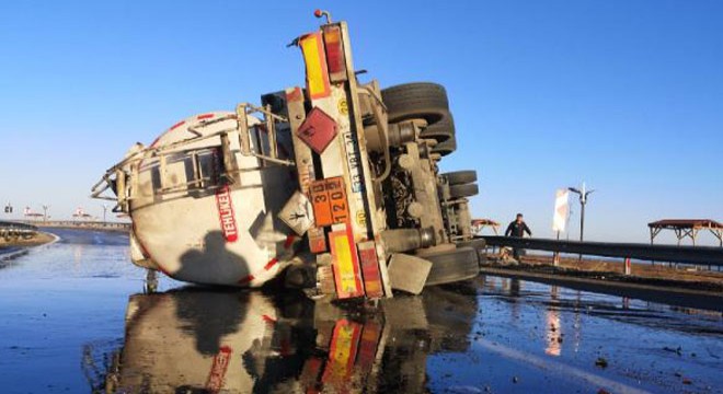 Tanker devrildi: 2 yaralı