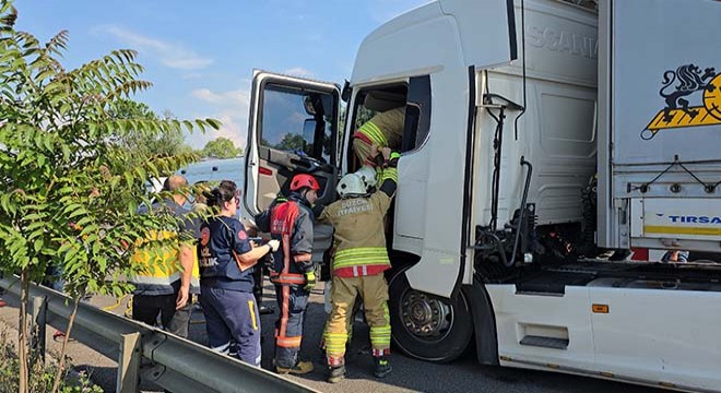 Tankere çarpan TIR'da aynı aileden 5 kişi yaralandı