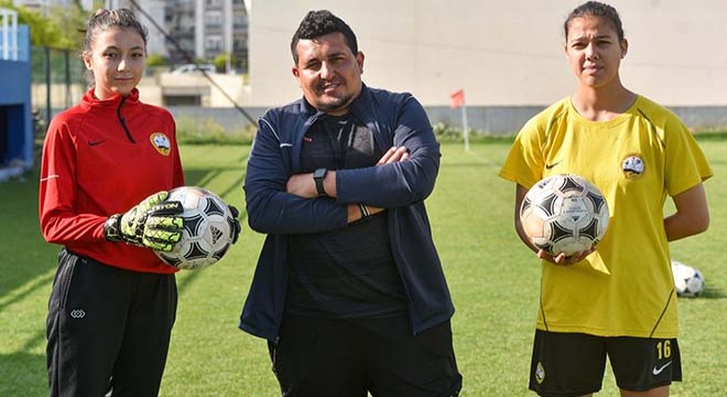 Taraftar, sahada kadın futbolculara saldırdı