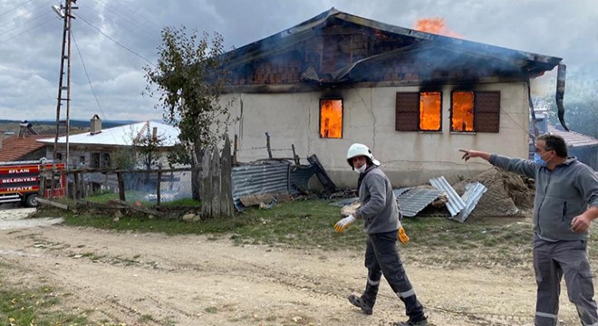 Tek katlı ev, yangında kullanılmaz hale geldi