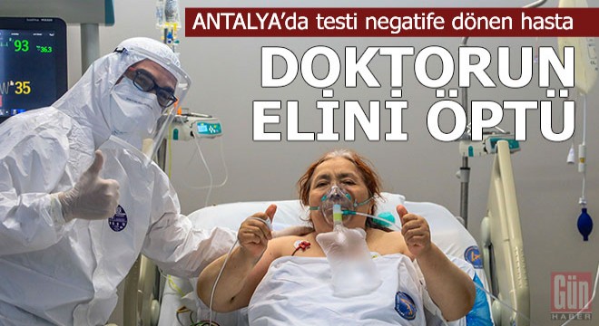 Testi negatife dönen hasta, doktorun elini öptü