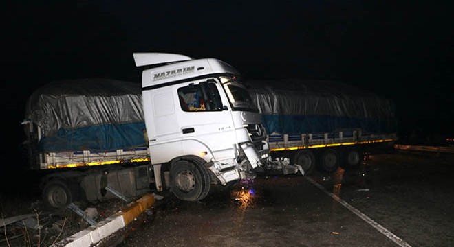 Tır bariyerlere çarptı, sürücü yaralandı