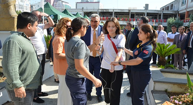 Törende fenalaşan öğrenci yere düşüp, başını çarptı