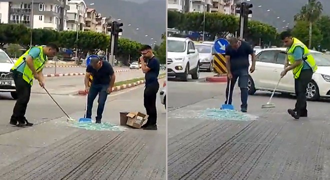 Trafik polisi yoldaki cam kırıklarını temizledi