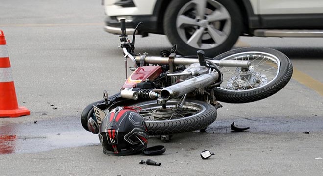 Tramvaya çarpan motosikletin sürücüsü yaralandı