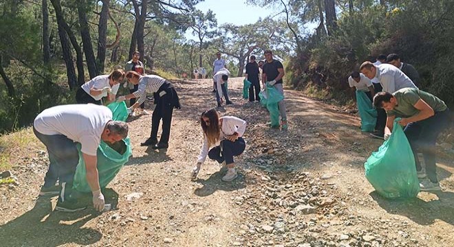 Turizm çalışanlarından Çalıştepe'de temizlik