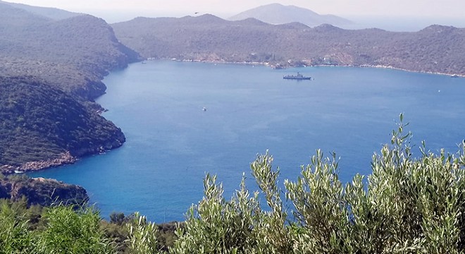 Türk fırkateyni Kaş'ta, Yunan fırkateyni Meis önünde bekliyor