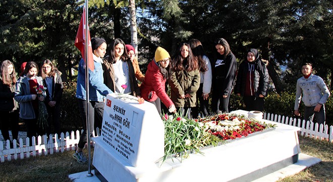 Türkiye'nin ilk kadın şehit pilotu Ayfer Gök, mezarı başında anıldı