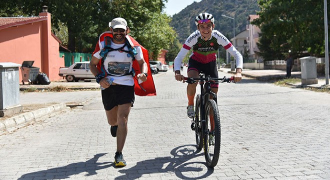 Üç sporcudan Eğirdir Gölü'nde zafer yolculuğu