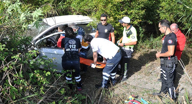 Uygulama yapan polise bakarken aracıyla takla attı