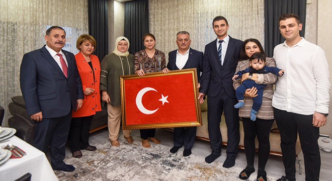 Vali Yazıcı, iftarda şehit ailesine misafir oldu