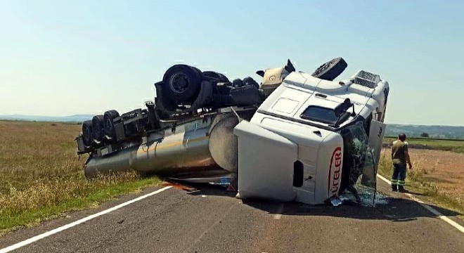 Yağ yüklü TIR devrildi: 1 yaralı