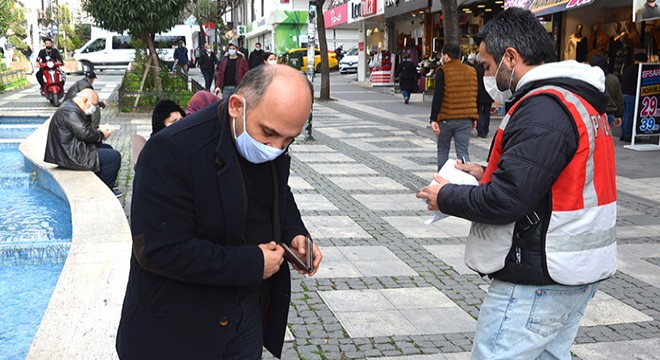 Yasaklanan caddede sigara içerken yakalandı, 