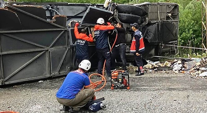 Yolcu otobüsü ile kamyon çarpıştı; 2 ölü, 30 yaralı