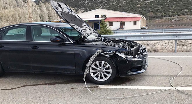 Yüksek gerilim direği devrildi, kopan tel otomobile zarar verdi