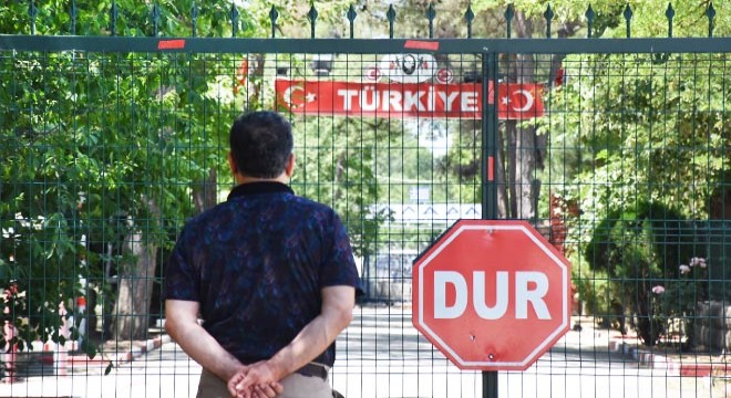 Yunanistan 1 Temmuz'da açılacağını duyurduğu sınır kapıları açmadı