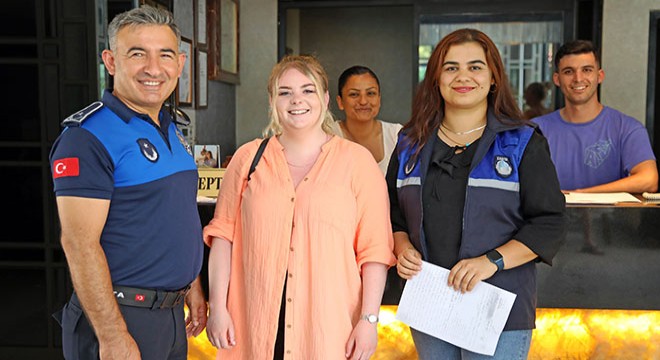 Zabıtalar Antalya'da bulduğu çantayı turiste teslim etti