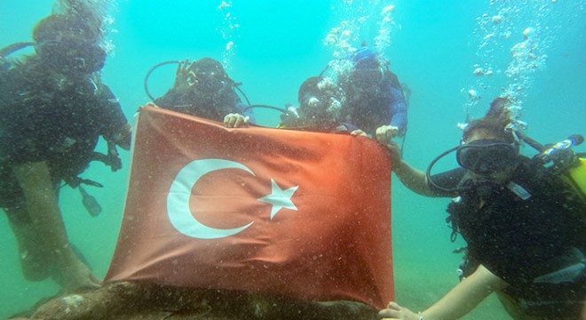 Zafer Bayramı'nı Antalya'da su altında bayrak açarak kutladılar