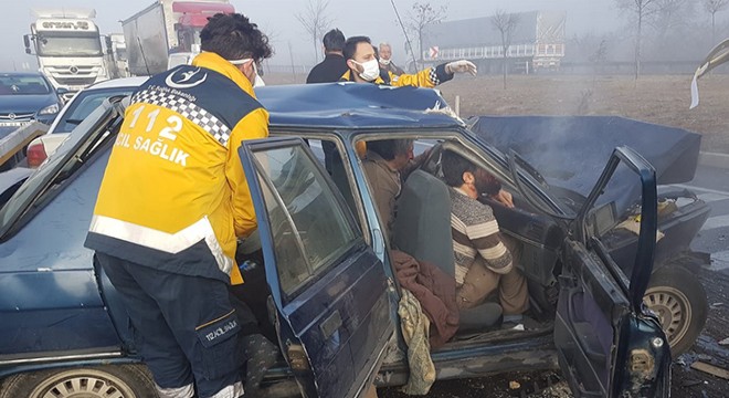 Zincirleme kazada otomobilde sıkışan baba- oğul kurtarıldı