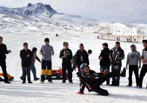 Karda break danslı, halaylı gösteri durumu