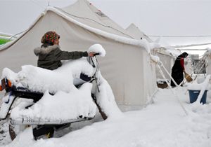 Deprem bölgesi Van'da kar yaşamı felç etti