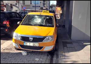 Taksiye beton parçası düştü