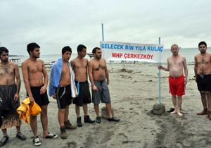 Fransa'yı protesto için denize girdiler