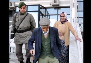 Komşusuna bıçak çeken 80 yaşındaki kadına soruşturma