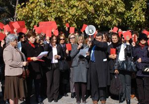 Chp'li kadınlardan 'Kırmızı kartlı' protesto eylemi