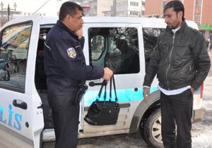 İş ararken bulduğu altın ve parayı polise teslim etti