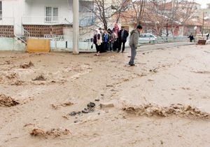 Sandıklı’da eriyen kar sele neden oldu