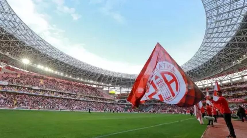 Antalyaspor tribünlerinde 'İstifa' ve 'Paralar nerede?' sesleri...